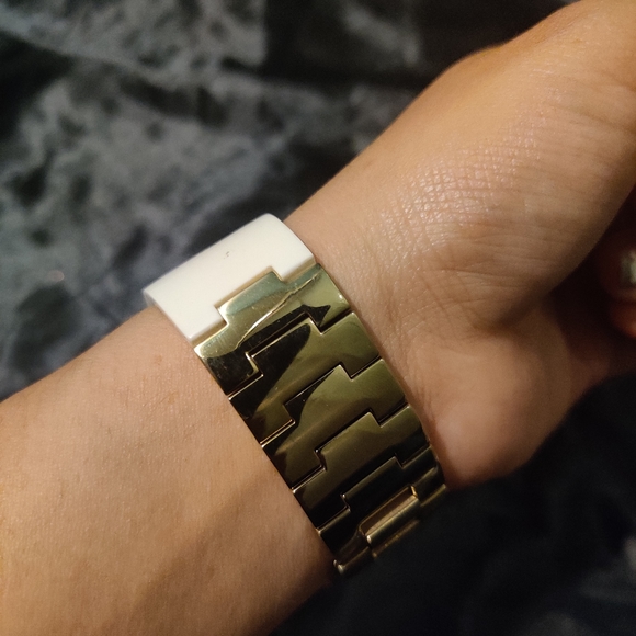 BETSEY JOHNSON WHITE ACRYLIC BAND GOLD TONE DIAL WATCH - Picture 6 of 7